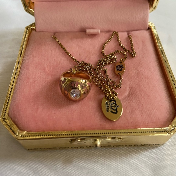 Limited Edition 2010 Juicy Couture Pam & Gela Pink Gold Class Ring Necklace - Picture 3 of 13